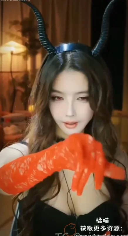 斗鱼大艺术嘉惊艳演绎！红色蕾丝手套女魔王COS，暗黑美学颠覆想象-橘喵