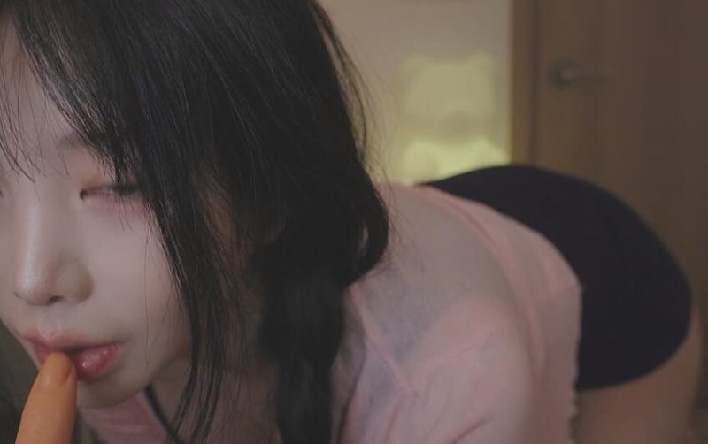 沉浸式关怀体验：Yoonying《姐妹保姆：今天你还是个宝宝》定制ASMR深度评测-橘喵